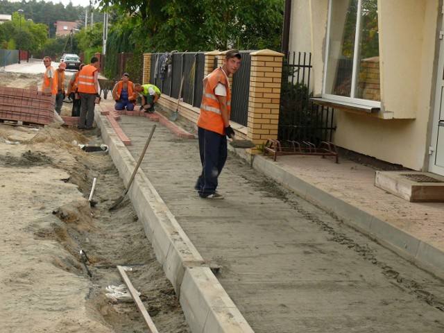 Budowa chodnika na osiedlu Polesie.