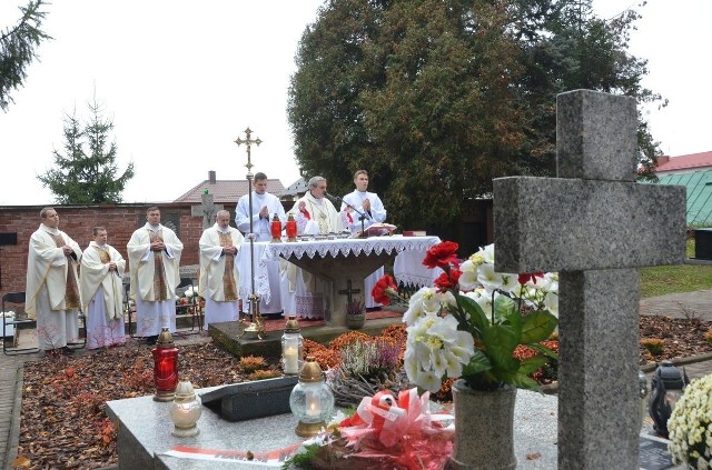 W Sandomierzu na cmentarzu katedralnym mszę świętą za zmarłych sprawował biskup ordynariusz Krzysztof Nitkiewicz