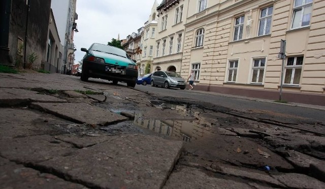 Stan chodników i jezdni na ulicy Cieszkowskiego pozostawia wiele do życzenia, ale wkrótce to się zmieni