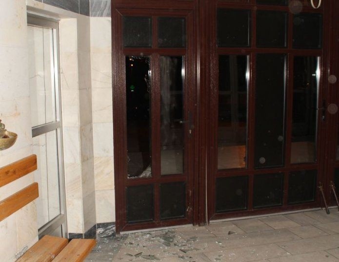 Rozbita szyba w drzwiach kościoła w Staszowie.