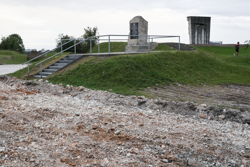 Budowa Muzeum KL Plaszów w Krakowie. Pojawiają się drogi, betonowe siedziska, będzie spotkanie