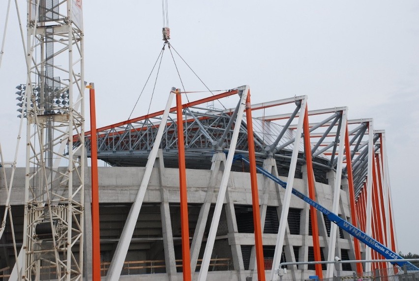 Białystok. Ruszył montaż dźwigarów na stadionie.