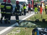 Tragiczny wypadek na A1. Samochód wjechał w grupę osób koszących trawę [ZDJĘCIA+FILM]