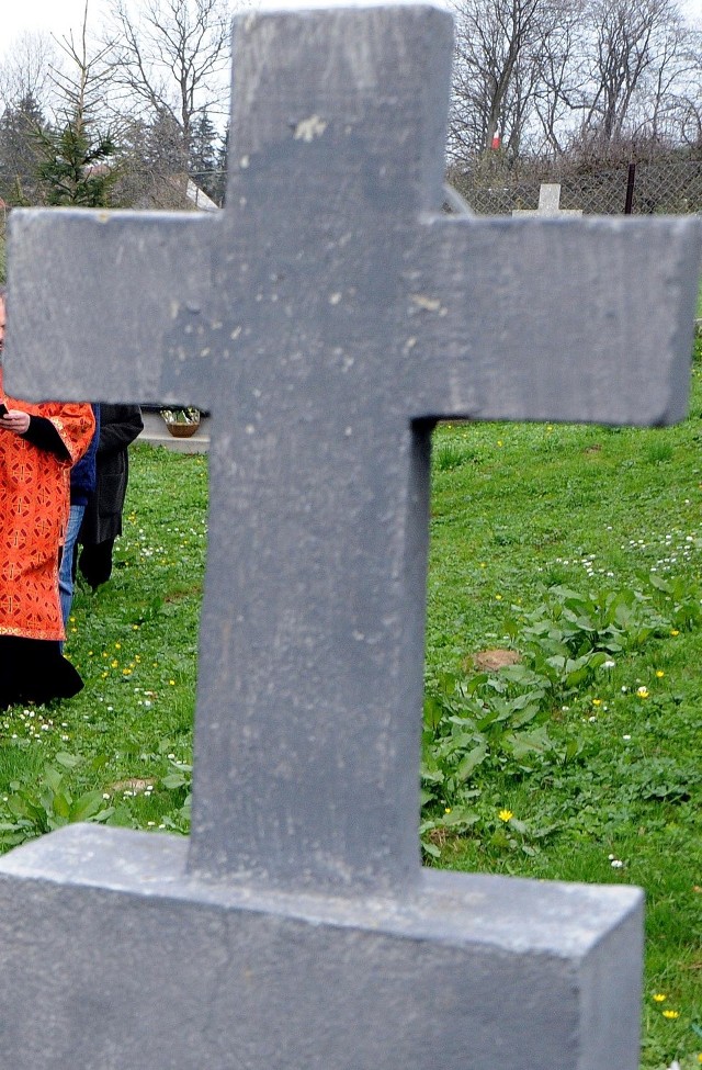 Sprawcy ukradli tablice nagrobne, które zapewne będą próbowali sprzedać.