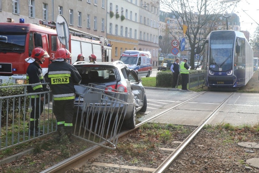 Wypadek na Pułaskiego. VW passat wjechał pod tramwaj [ZDJĘCIA]