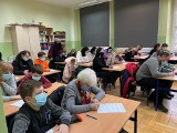 Oblężenie na lekcjach języka polskiego dla uchodźców we Wrocławiu. Chcieli uczyć jedną dziewczynkę, zgłosiło się 60 osób! [ZDJĘCIA]
