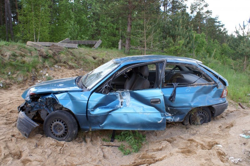 Opel dachował, kierowca trafił do szpitala.