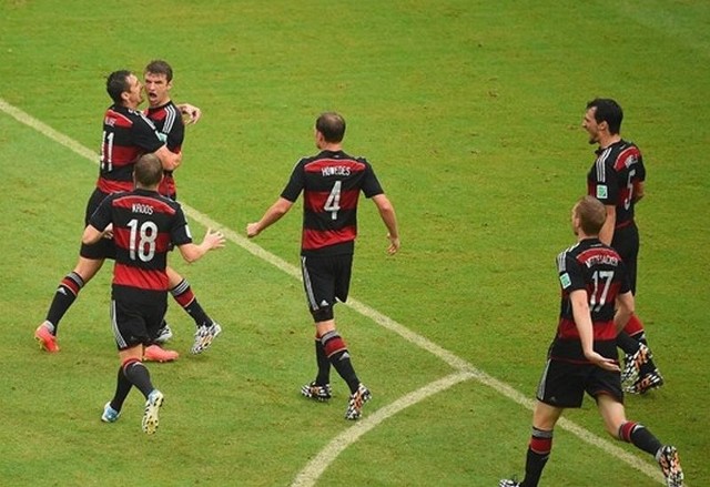 Thomas Mueller cieszy się wraz z kolegami z gola.