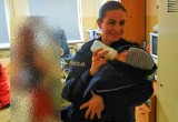 Wychłodzony i głodny noworodek w Gliwicach. Maluch miał tylko 30ºC! Dziecku w porę pomogła policjantka