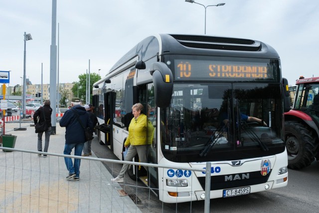 19.05.2023 torun autobus linii nr 10 na osiedle jar / niepodleglosciautobus mzk linia nr 10 fot. grzegorz olkowski / polska press