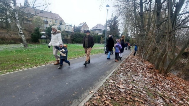 Gdy co roku w grudniu Kłodawką płynie korowód mikołajowy, dzieci z rodzicami towarzyszą Mikołajowi w spływie rzeczką do Parku Róż.