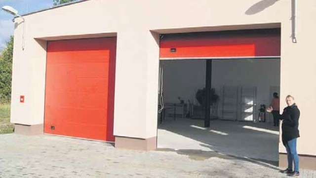 Gmina przebudowała starą przepompownię w Brzózkach na nowoczesną remizę strażacką. Nowy obiekt prezentuje sołtys Anna Znyk.