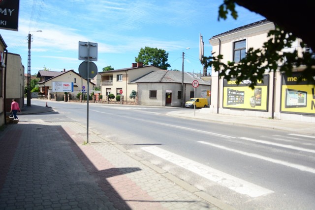 Przejście przez pasy przy ulicy Kościuszki obok Iłżeckiej jest niebezpieczne. Jakie rozwiązanie znajdą władze Szydłowca?