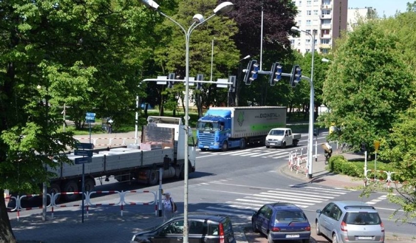 Wielkie tiry przemykają obecnie przez ścisłe centrum...