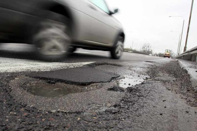 Mimo, że drogowcy nie zakończyli remontu wiaduktu Dąbrowskiego, opuścili plac budowy. W przyszłym roku znów tam wrócą.