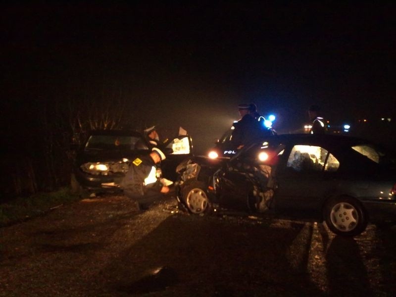 Czołowe zderzenie pod Tykocinem!  Kierowca uciekł z miejsca wypadku (nowe zdjęcia)