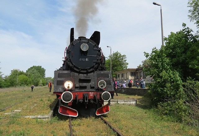 Postój pociągu w stylu retro na stacji w Kruszwicy w 2015 r.