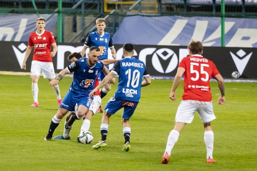 Lech Poznań poprawił nieco humory swoich kibiców i wygrał 2:1 z Wisłą Kraków. Kolejorz wreszcie mógł się bardziej podobać. Coś drgnęło