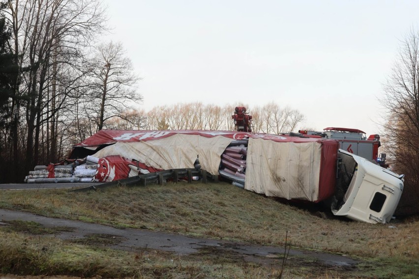 Grabówka. Wypadek na DK65. Ciężarówka zablokowała drogę