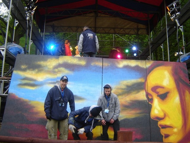 Bamsk (po prawej) i Lajon (po lewej) podczas festiwalu "Taste and feel" w Grucznie. W tle przygotowana przez nich wizualizacja
