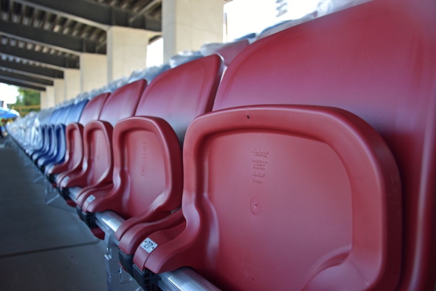 Stadion w Szczecinie: Są już nowe krzesełka. Zobacz, jak wyglądają! ZDJĘCIA