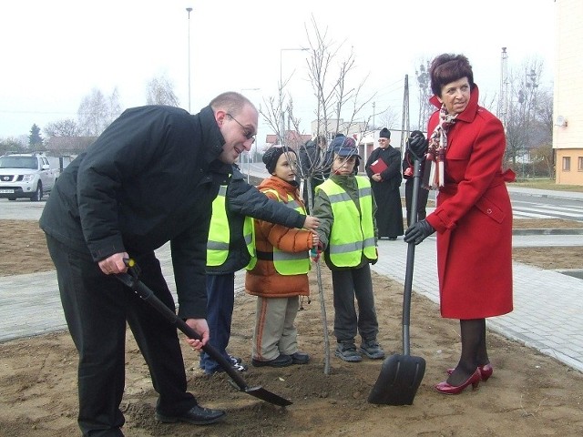 drzewka zasadziła wojewoda Ewa Mes i wójt gminy Unisław Jakub Danielewicz.