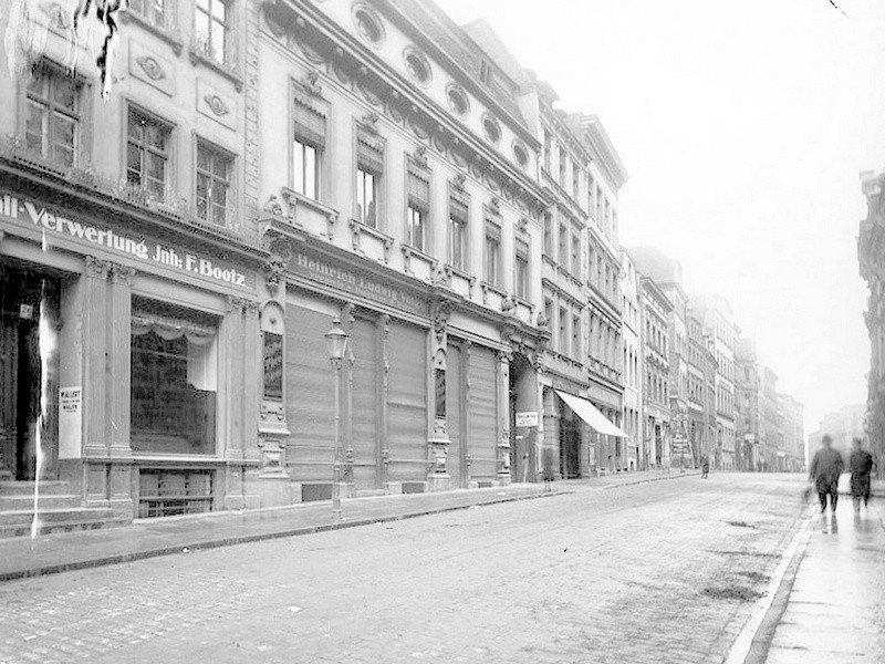 Ulica Kuśnierska przed wojną. Na końcu, po lewej stronie,...