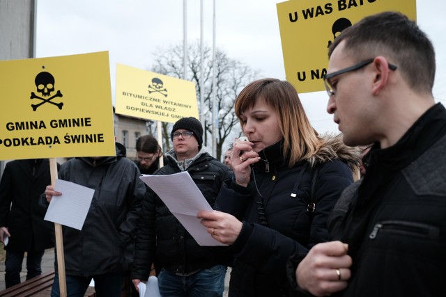 Dopiewo: Protest przed urzędem gminy. Mieszkańcy nie chcą powstania wytwórni mas bitumicznych w Dąbrowie [ZDJĘCIA]