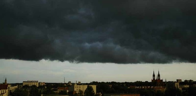 Właśnie ta chmura nadciągnęła w środę wieczorem nad Białystok.