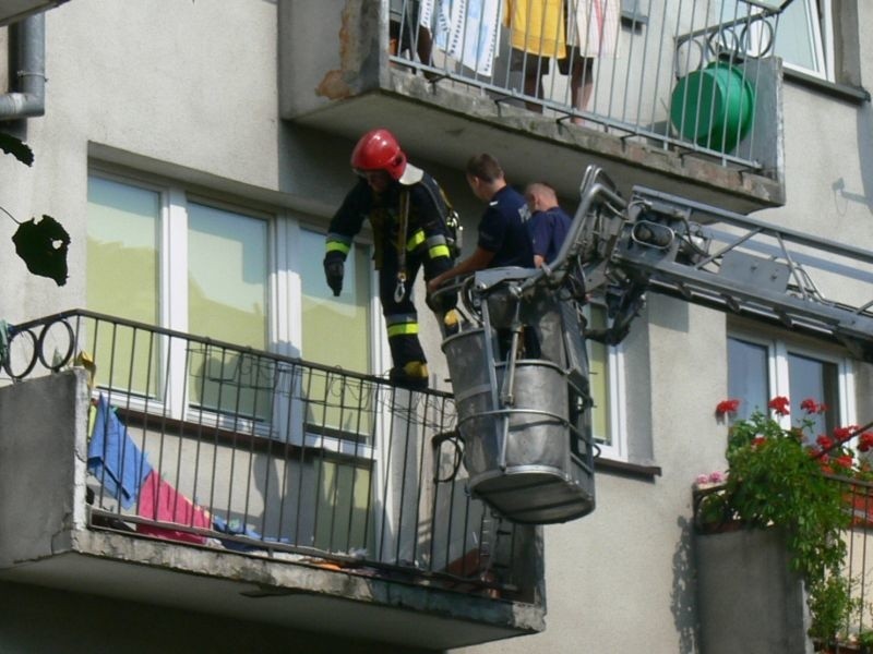 Policjanci z pomocą strażaków dostali się na balkon i weszli...