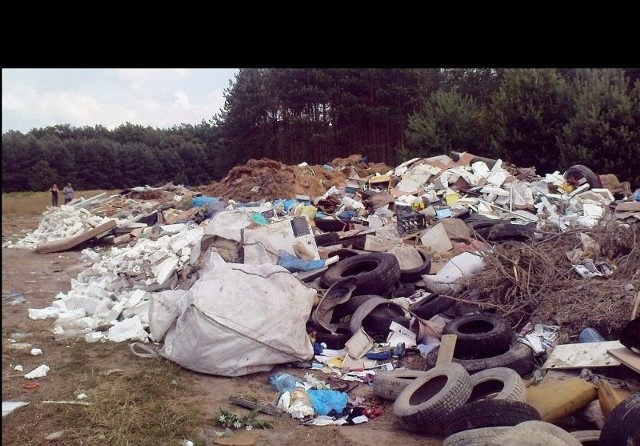 Tuż obok miejscowości Furmany w gminie Gorzyce powstało ogromne dzikie wysypisko śmieci.