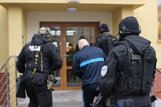 Policjanci doprowadzili zatrzymanego do Prokuratury Okręgowej w Toruniu