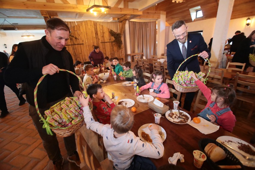 Minął rok od przyjazdu dzieci z Zaporoża. Wojewoda z wizytą u dzieci uchodźców w Moryniu 