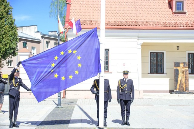 W centrum Białegostoku odbyło się uroczyste podniesienie flagi Unii Europejskiej z okazji 19. rocznicy wstąpienia Polski do UE (1.05.2023)