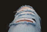 Śmiertelny efekt postarzania dżinsów. Tak wygląda praca w wietnamskiej fabryce ubrań