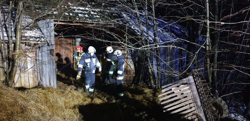 Roztoka-Brzeziny pożar. Zapaliło się siano w stodole. Przyczyna pożaru jest nieustalona [ZDJĘCIA]