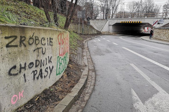 Przebudowano wiadukt nad ul. Łokietka w Krakowie. Mieszkańcy oczekują, że powstanie tam dłuższy chodnik.