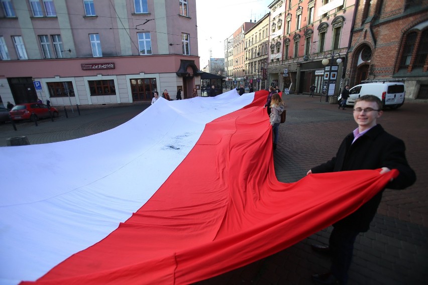 WOŚP 2014: Ogromne serce uszyte z flagi Polski powieszą w Chorzowie [ZDJĘCIA]