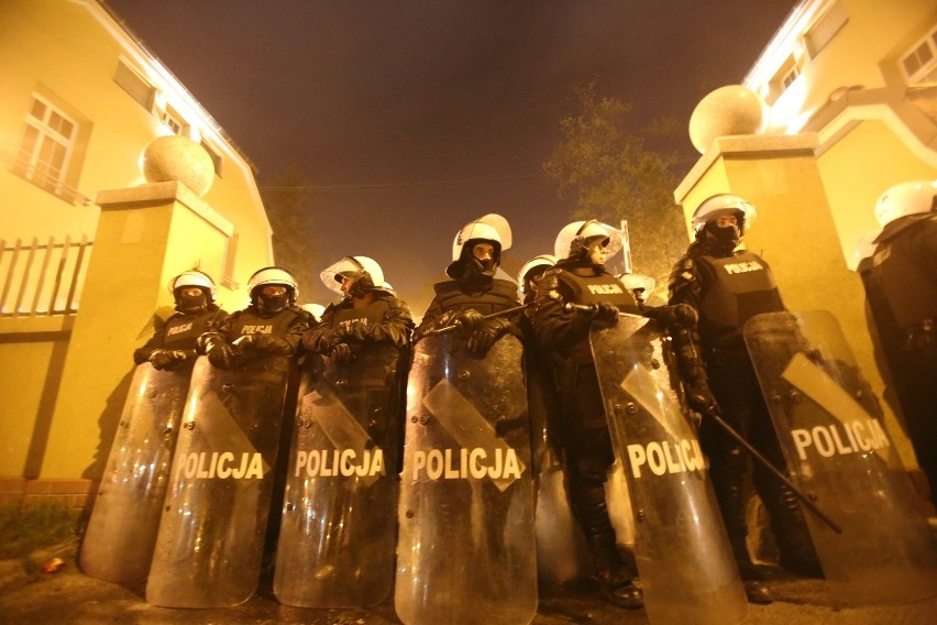 Po godz. 22.00 doszło do kolejnych starć z policją, tym...