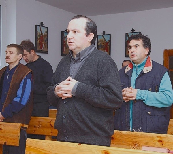 W schronisku poza abstynencją jest jeszcze jedna żelazna zasada. To codzienne modlitwy. W środku brat Ryszard Winiarz prowadzi modlitwę Anioł Pański.