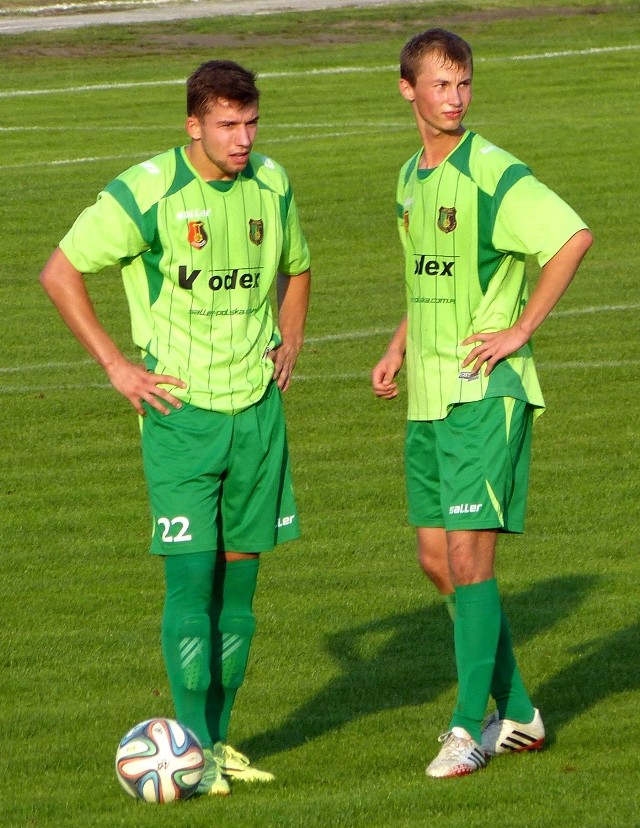 Najbliższy mecz piłkarzy Stali Stalowa Wola (z lewej Łukasz Sekulski, obok Mateusz Argasiński) z Górnikiem Wałbrzych musi być organizowany jeszcze po raz kolejny na zasadach imprezy niemasowej.