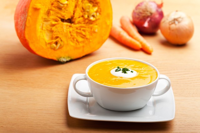 Zupa krem z dyniDynia smakuje przede wszystkim jesienią, bo rozgrzewa. Większość z nas je dynie w postaci zupy lub kremu, tymczasem można z niej przygotować dużo więcej pysznych dań.