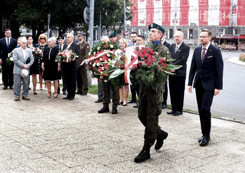 Kwiaty pod popiersiem Marszałka na Placu Szarych Szeregów w...