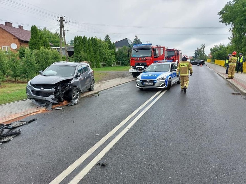 Zderzenie na trasie w Złotej w gminie Samborzec. Volkswagen zjechał na przeciwległy pas i zderzył się z hyundaiem