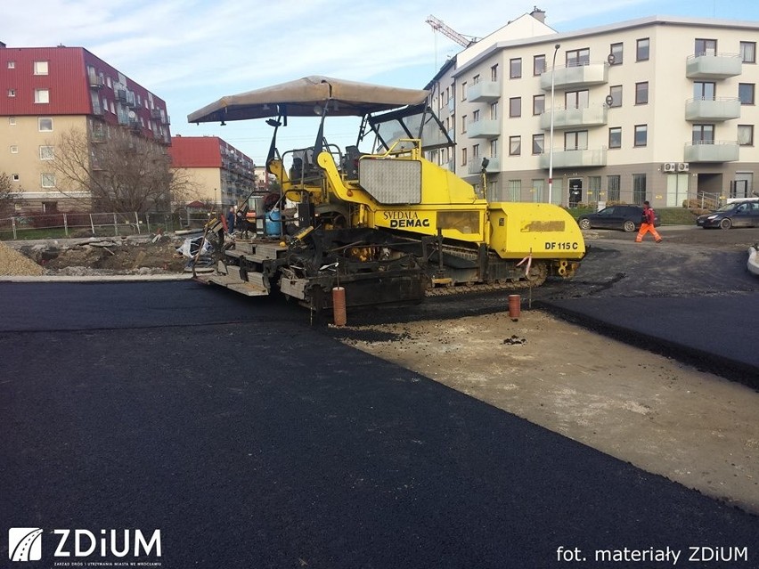 Wrocław: Przebudowa ulicy Skarbowców. Już widać asfalt [ZDJĘCIA]