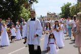 Boże Ciało 2022 w Kielcach. Tłum wiernych na procesji z katedry do kościoła Świętego Wojciecha. Zobacz zdjęcia