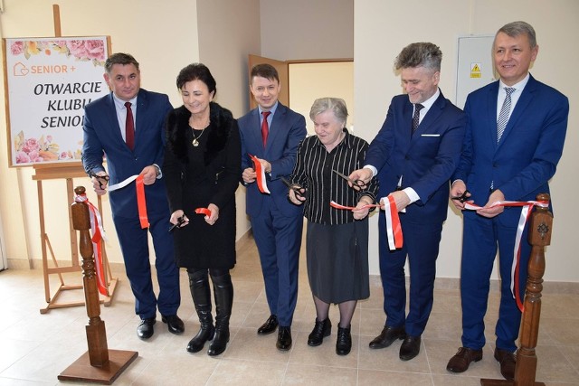 Wstęgę przecinają, od lewej: Jan Zawisza, Grażyna Potrzeszcz, Bartłomiej Dorywalski, Halina Rokita, Krzysztof Słoń, Mirosław Seweryn