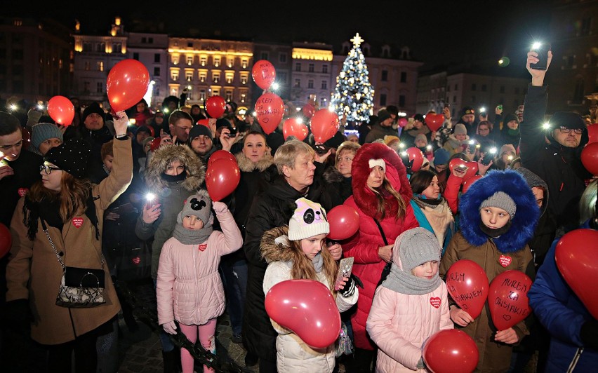 Kraków. Ulicami miasta przeszedł marsz wsparcia dla Jerzego Owsiaka i dla uczczenia pamięci Pawła Adamowicza [ZDJĘCIA]