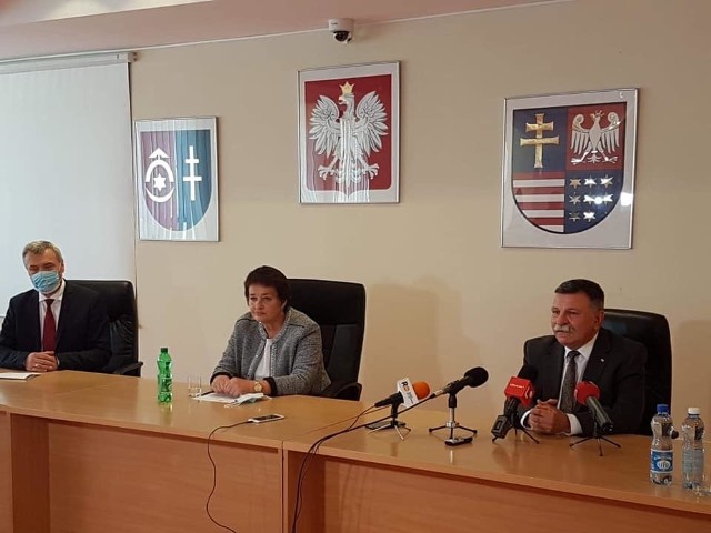 Od lewej siedzą dyrektor szpitala w Ostrowcu Andrzej Gruza, starosta Marzena Dębniak i poseł Andrzej Kryj.