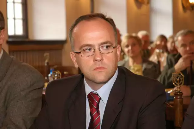 Mariusz Grochowski, który kierował Brzeskim Centrum Medycznym od 2007 roku, jest również przewodniczącym Rady Miejskiej.